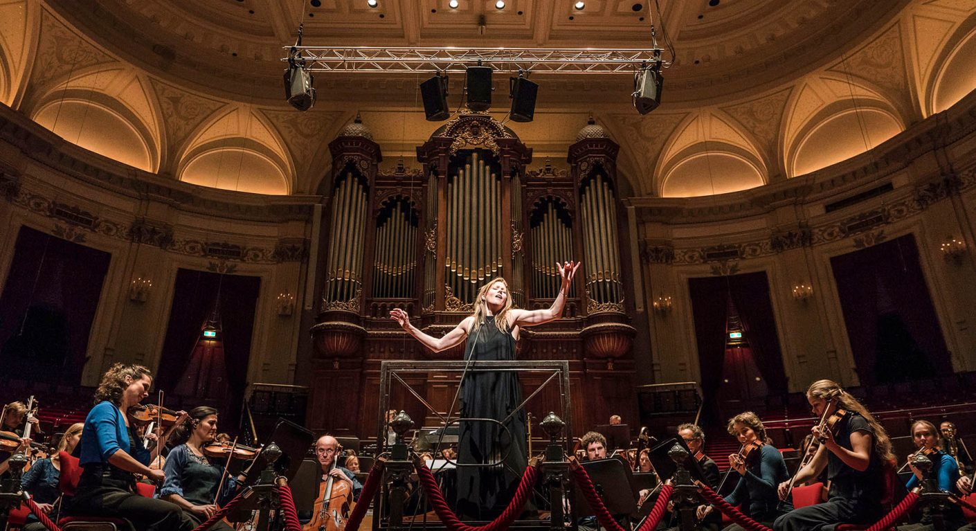 Barbara Hannigan singing and conducting LUDWIG.
Concertgebouw Amsterdam 4-12-2017
Photo: Marco Borggreve